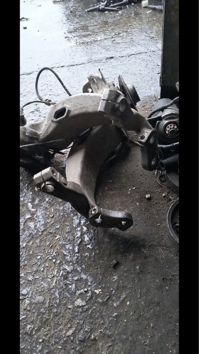 Продавам алуминиеви шенкели предни AUDI A8 D2 фейс