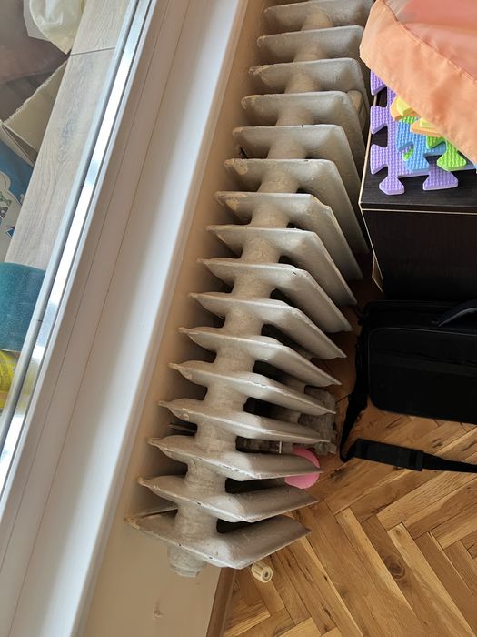 Продавам 3 броя чугунени радиатора двата.  са с по 25 бр ребра , единия е 15 броя ребра ! Общо 150 евро за трите !
