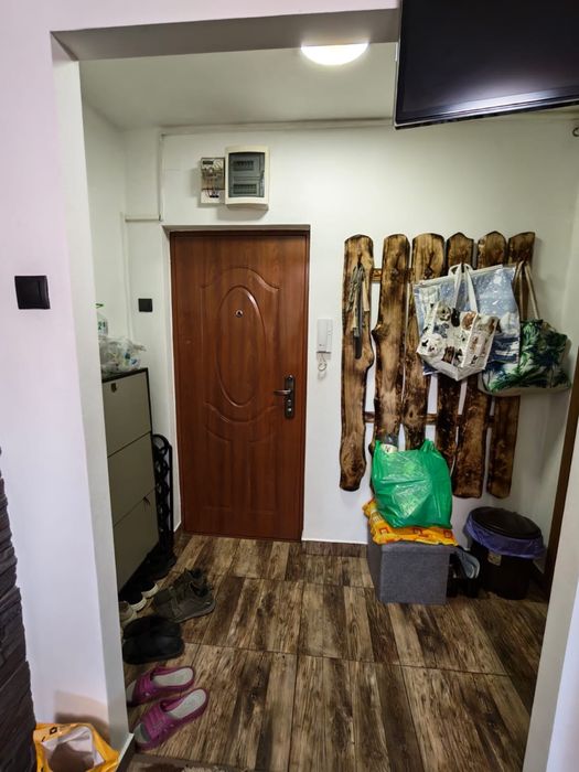 Vand apartament cu 3 camera etajul 4,plus garaj