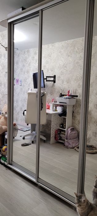 Продам шкаф с зеркалом