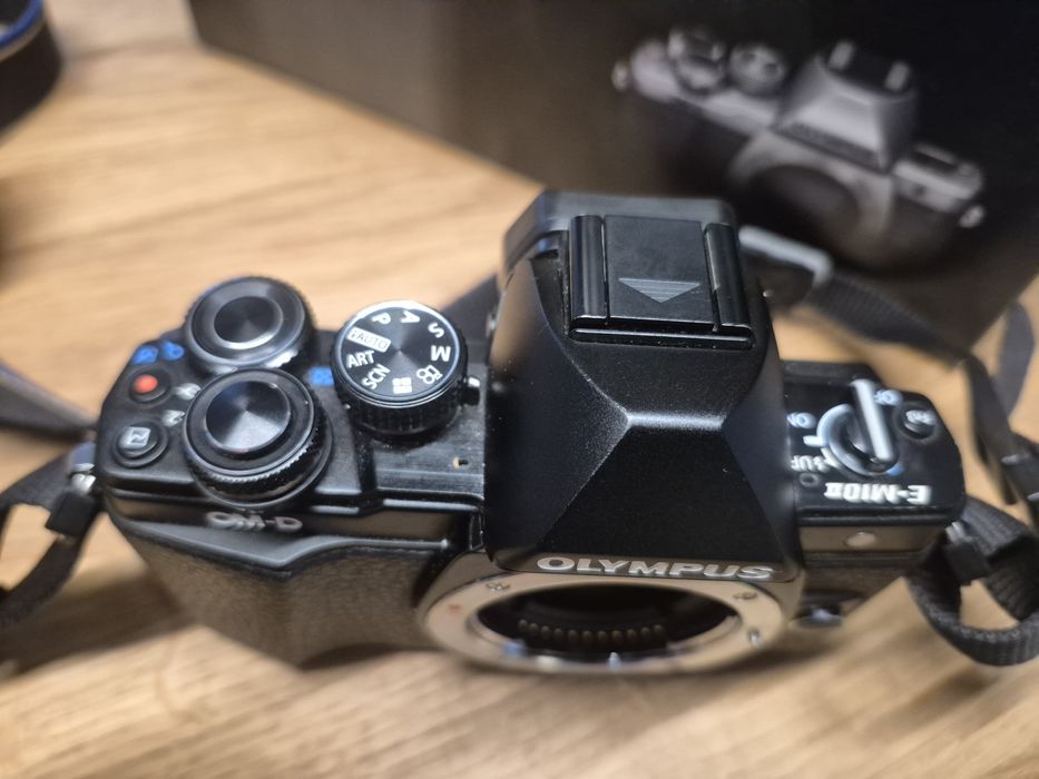 Olympus E-M10 Mark ii с 2 обектива 14-42mm + 40-150mm