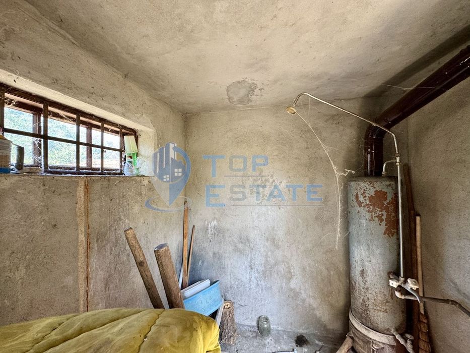 Двуетажна тухлена къща с кладенец и голям двор в село Александрово, о