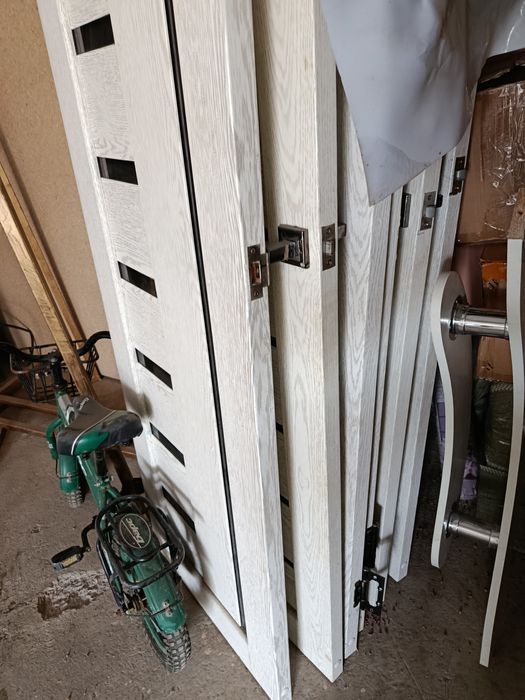 Есіктер ақ түсті