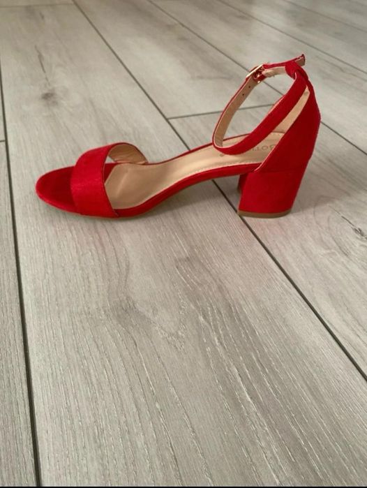 Sandale noi ,70 lei.