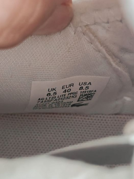 Продам женские кроссовки Lacoste