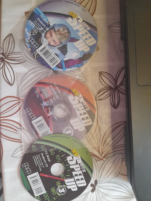 Учецници и помагагала