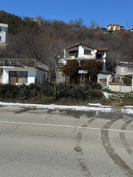 Вилна сграда и магазин за строителни материали