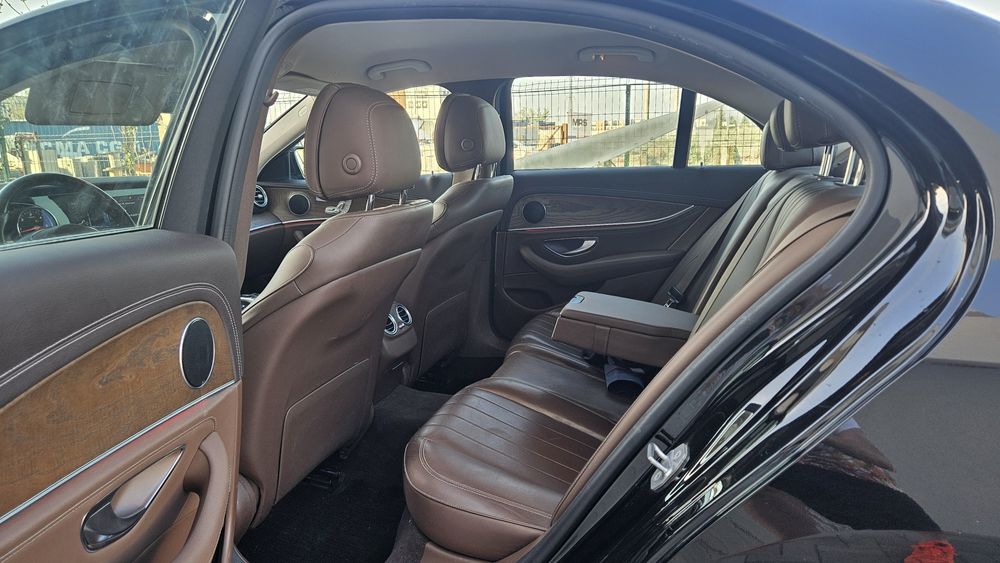 Mercedes-Benz E220D _ 4 MATIC
