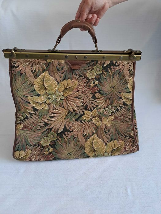 geanta tapiserie model doctor anii 1960 stil Mary Poppins 46 cm