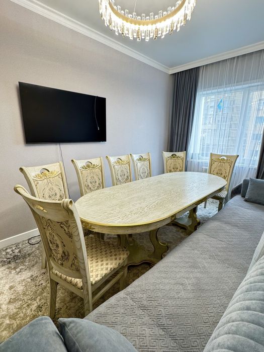 Стол 8 орындығымен сатылады