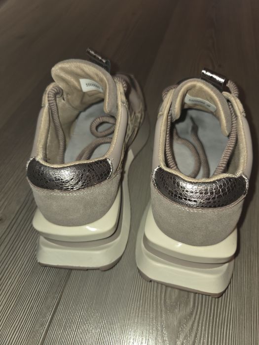 Дамски спортни обувки