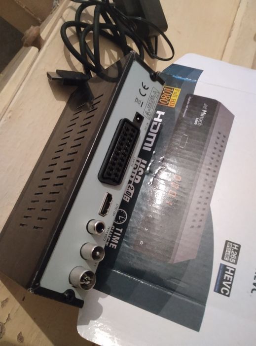 Продавам цифров тунер приемник