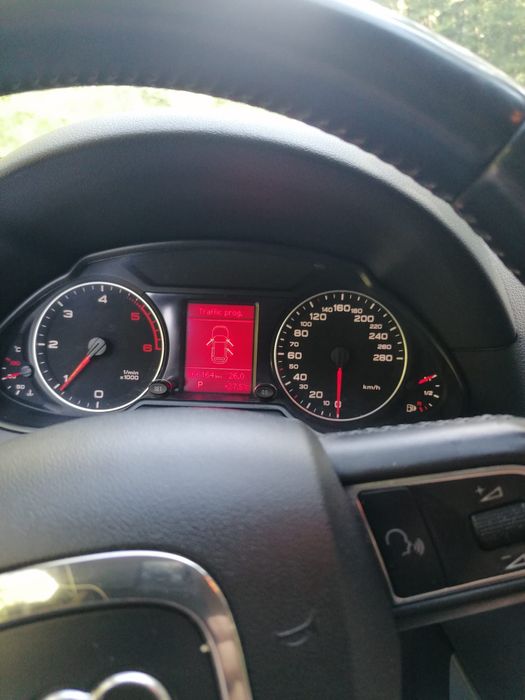 Vând Audi Q5 2.0 TDI Quattro S tronic Sport
