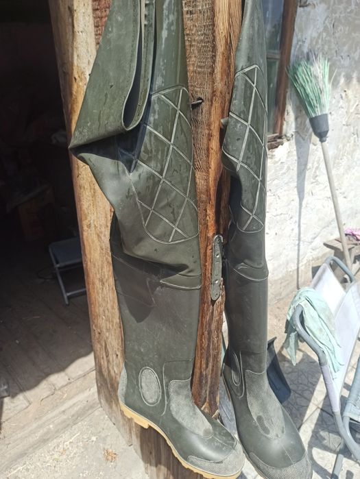 Сапоги рыбацкие длинные.