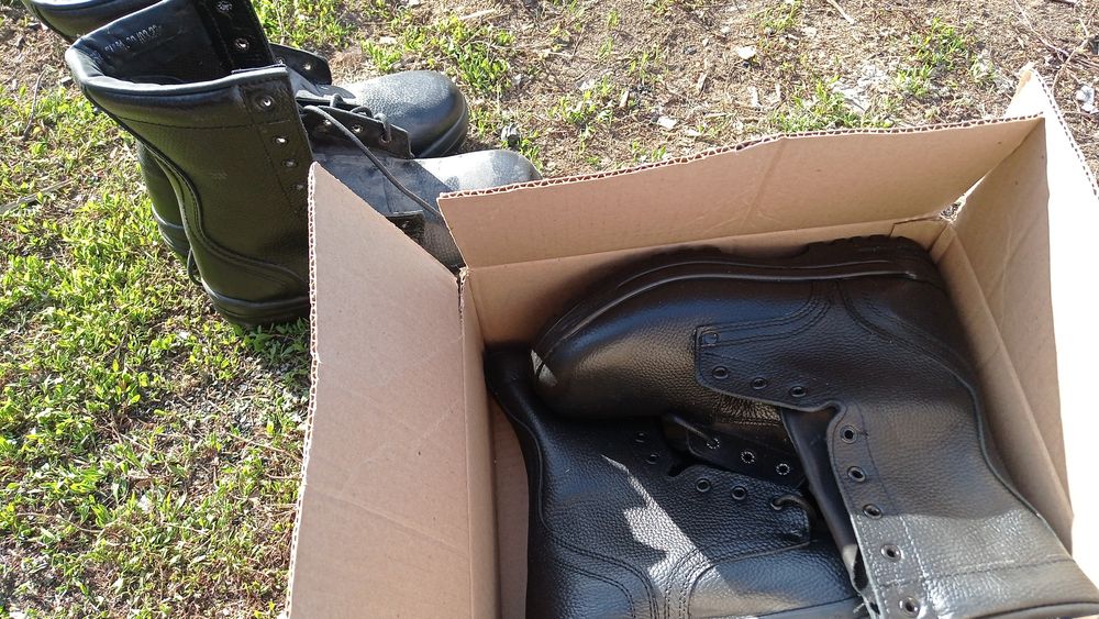 Продам берцы 2 пара за 25