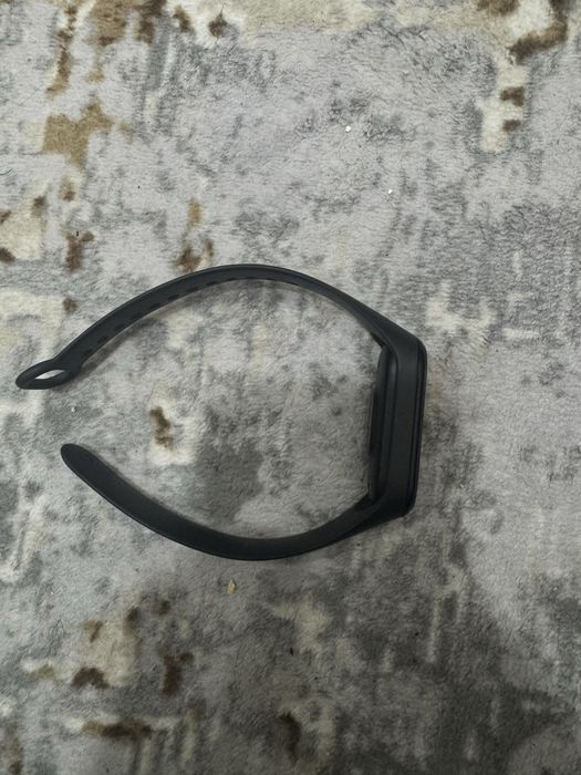 Продается почти новый ми банд 4