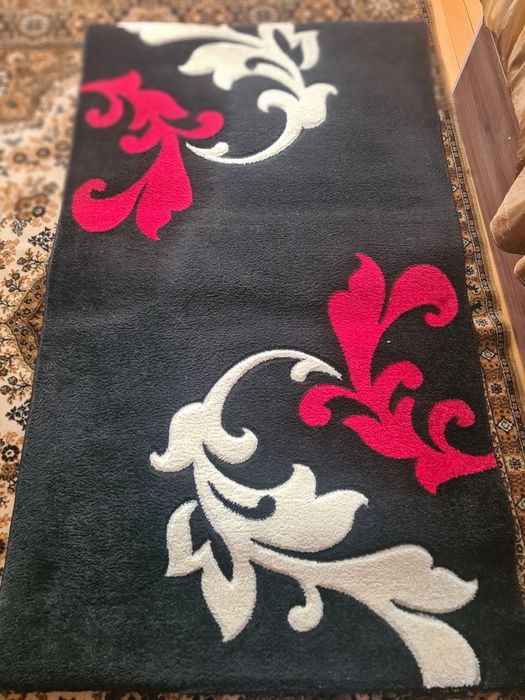 Малко килимче в черно ,червено бяло