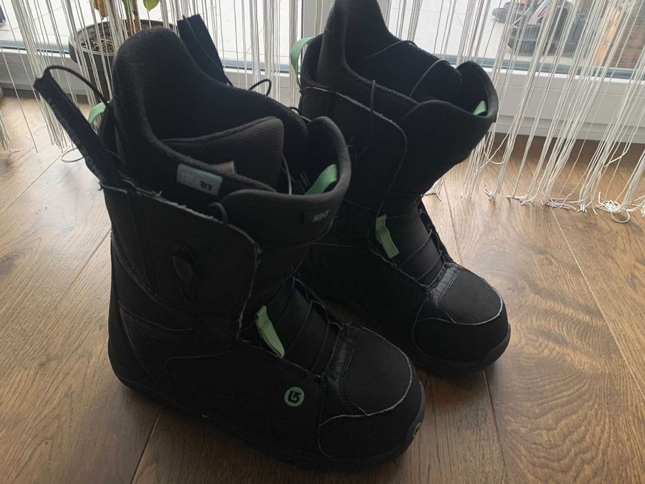 Boots Burton MINT