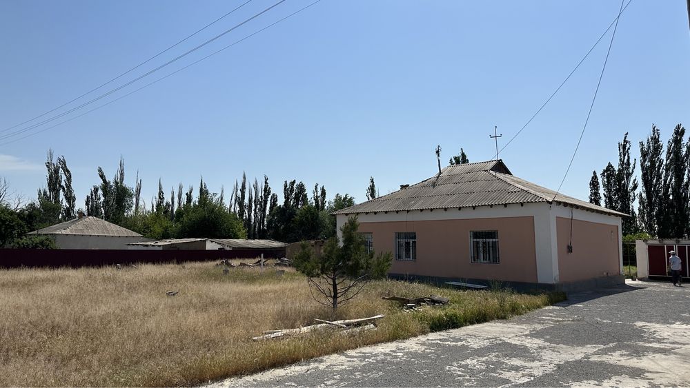 Үй сатылады.