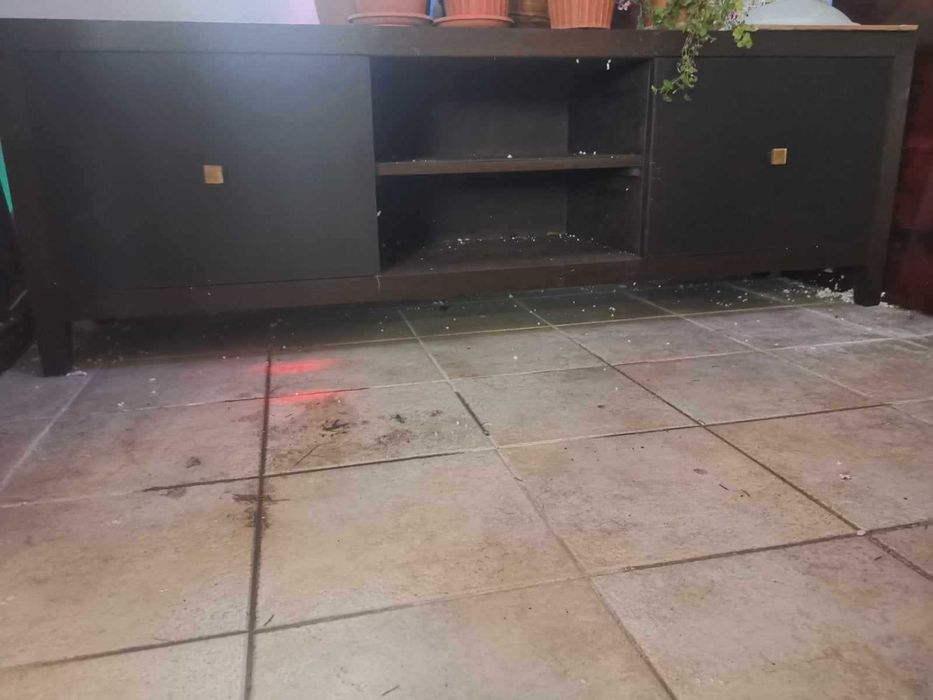 Трапезарна маса масив и шкаф за телевизор в отлично състояние