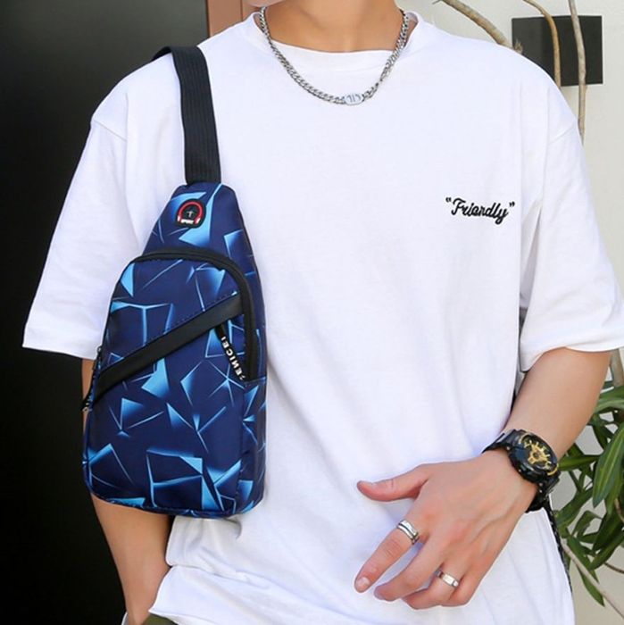 Borsetă de piept/spate/umăr. 4 buzunare. Waterproof. Încăpătoare.