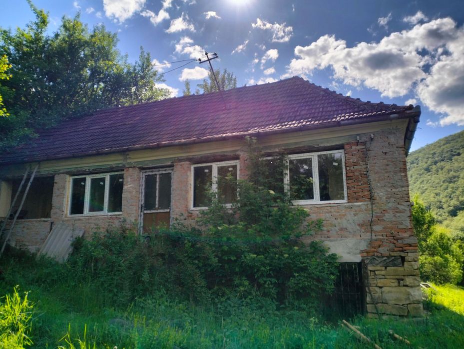 Vand urgent! Mada Muntii Apuseni! casa teren intravilan,10.000mp toate actele i regula, foarte linistit, in mijlocul naturii la 30 min de Geoagiu-Bai!