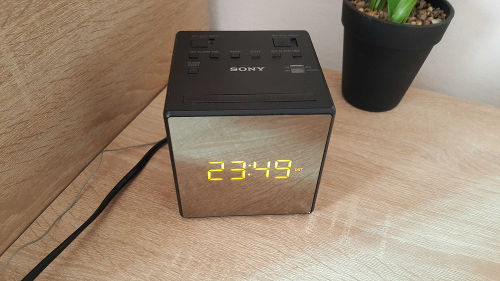 Radio cu ceas Sony ICF C1
