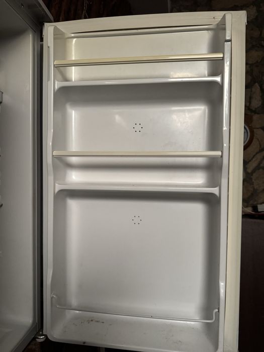 Бяла техника (хладилник, микровълнова и котлон).