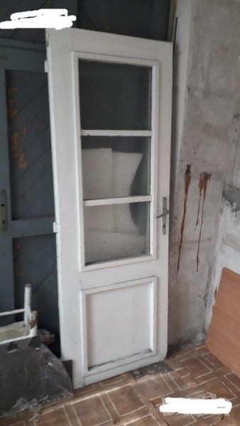Дървена врата със стъкла. Размери 70 см х 1.95. Като цяло си е запазен