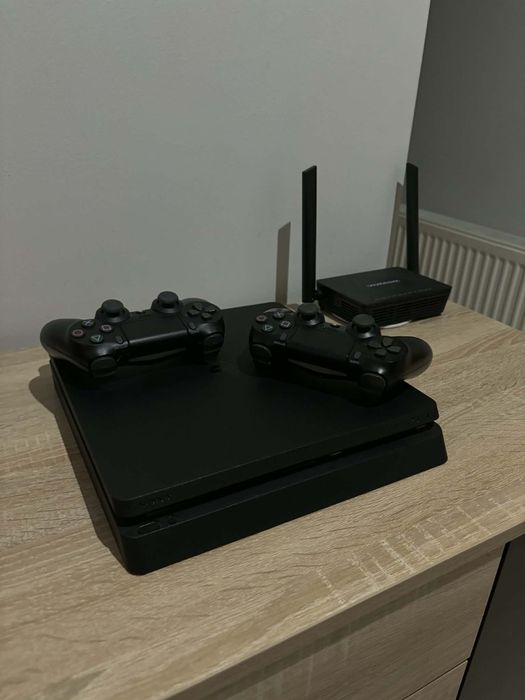 Ps4 slim в много добро състояние 1000gb с два джойстика и 10 игри