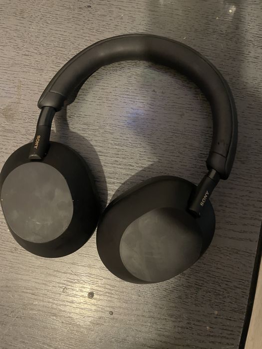 Casti Sony WH-1000XM5.