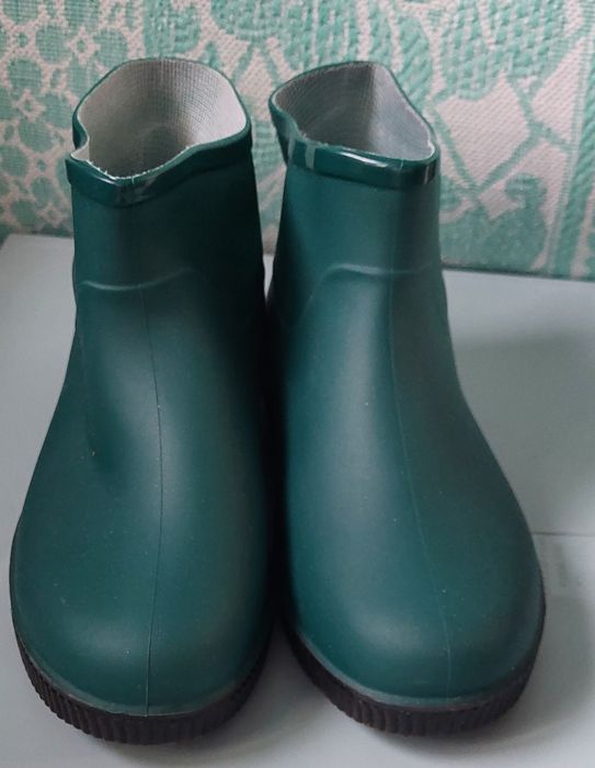Дамски гумени ботуши. Леки и удобни,за дъждовните есенни дни.