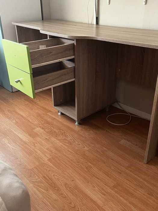 Продавам ученическо бюро