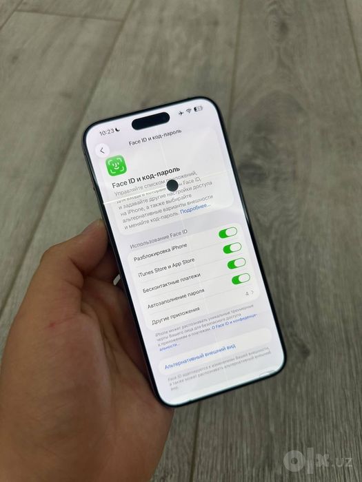 iPhone 15 Pro y Skidkada