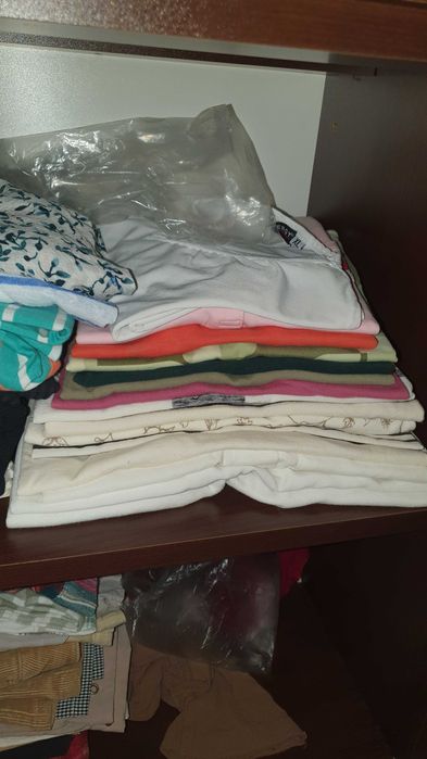 Garderobă de damă completă (adică haine multe)