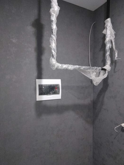 Поклейка  обоев, покраска потолков, стен.