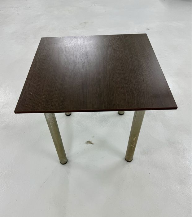 Стол размер 80*80 см.