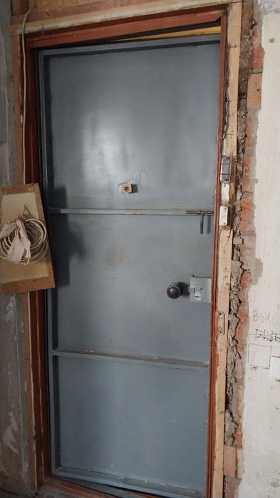 Продам дверь железную.