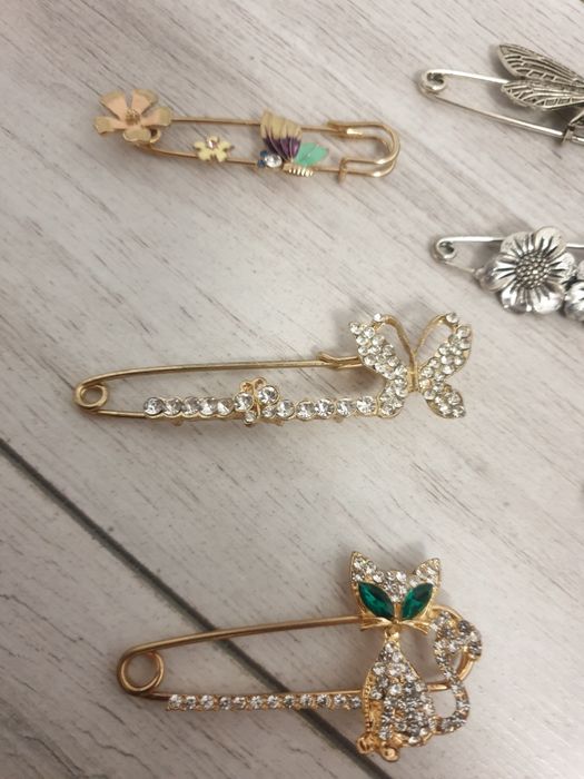 Brose tip ac se siguranta noi argintii aurii superbe