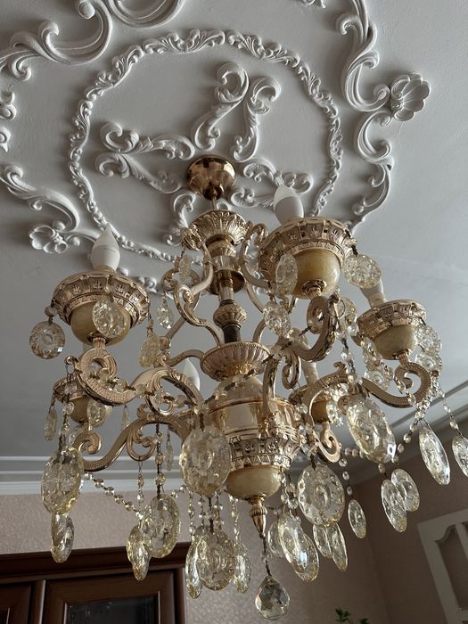 Люстра, телевизор сатылады.