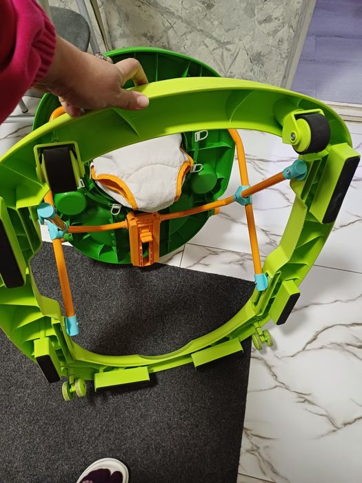 Продаётся фирменный ходунок chicco