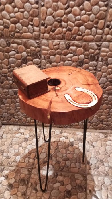 Столик...Дерево..