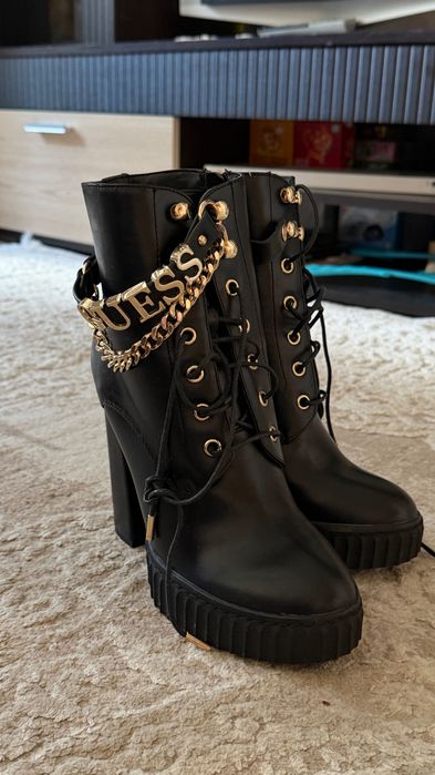 GUESS черни боти на висок ток със златисти детайли, размер 38