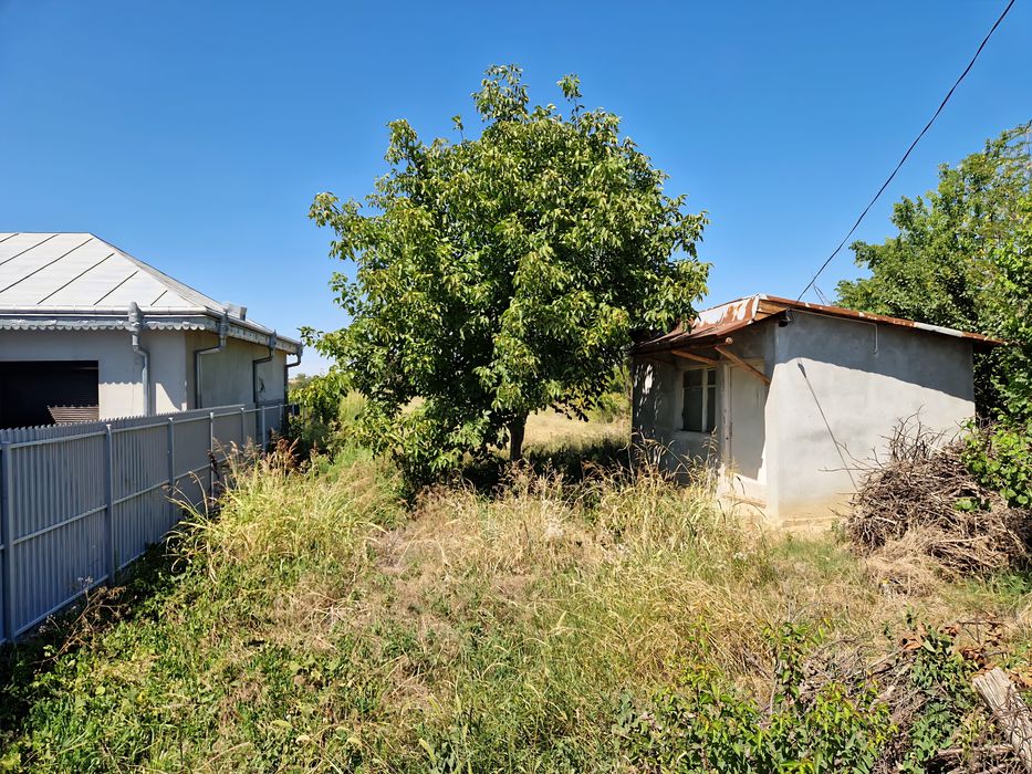 Vând teren intravilan in sat Botarlau, com. Vulturu, 1700 m2