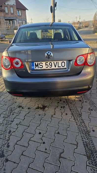 Vând Volkswagen jetta 1.9 tdi.