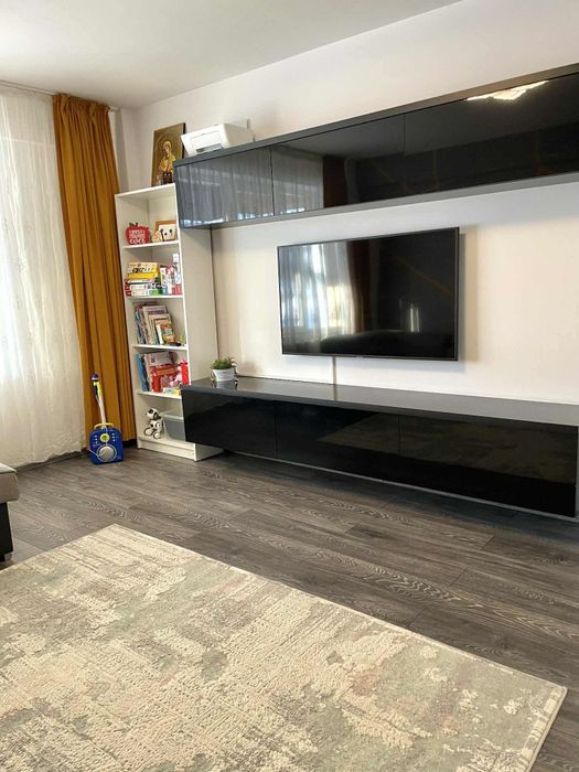 Vând apartament cu 2 camere ,zona Bucium