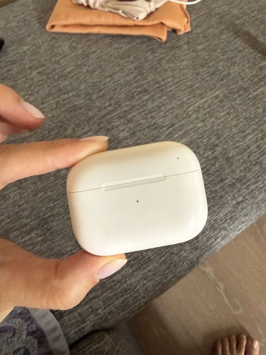 Airpords pro оригинал кейс и 1 наушник б/у