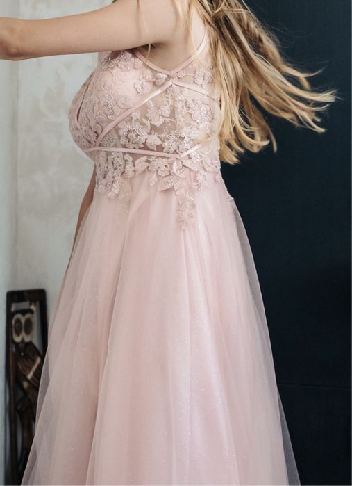 Бална Рокля М/Л, носена е един единствен път