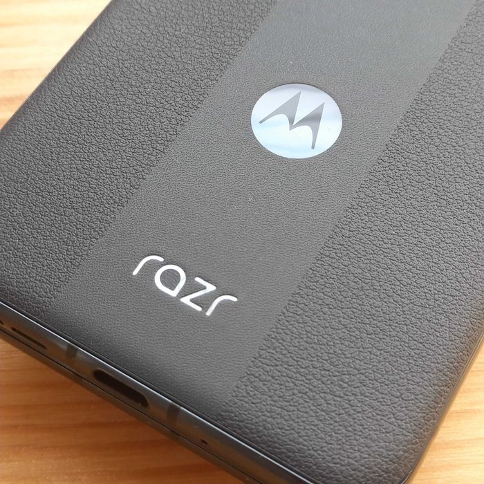 Motorola Razr 50 Ultra 5G 12GB RAM, 512GB impecabil, schimb doar cu Samsung S25 simplu (nu plus, ultra sau FE)