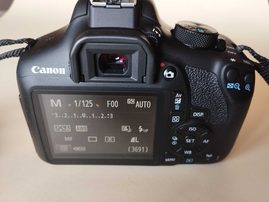 Canon EOS 1300d на около 700 кадъра.